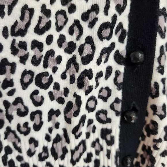 Great condition, leopard print, xs sweater - Picture 2 of 8